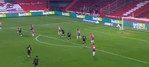 中超强队国安在亚冠被越南绝杀，国脚表现低迷，暴露中国足球实力与管理问题。